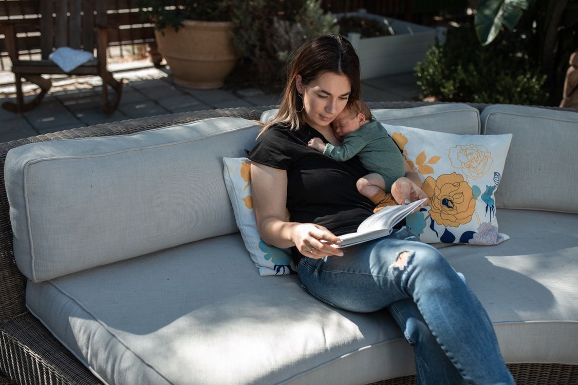 Maman profitant d'un moment de repos avec son bébé à la maison